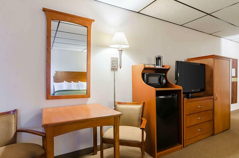 Hotel Sunflower Inn & Suites