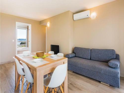 Three-bedroom Apartment In Povljana