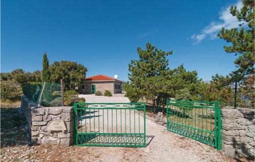 Four-bedroom Holiday Home In Praznica