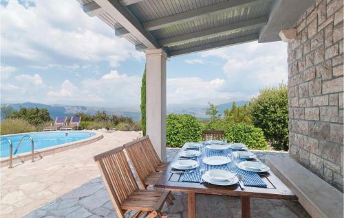 Four-bedroom Holiday Home In Praznica