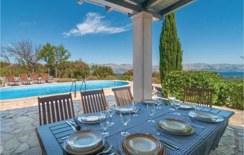 Four-bedroom Holiday Home In Praznica