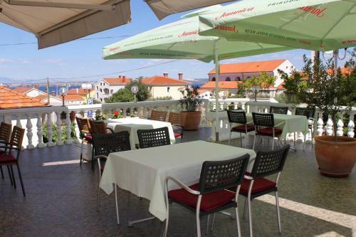 Hostal Rooms With A Swimming Pool Preko (ugljan) - 8180