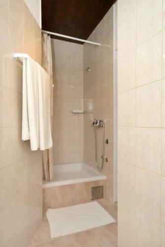 Hostal Rooms With A Swimming Pool Preko (ugljan) - 8180