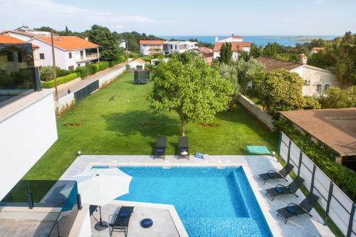 Premantura Villa Sleeps 8 Pool Wifi