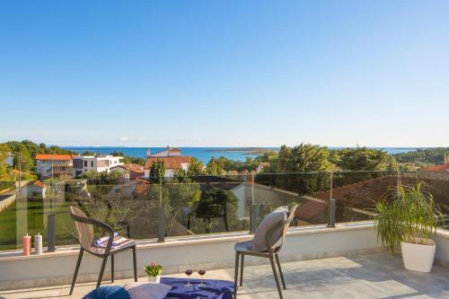 Premantura Villa Sleeps 8 Pool Wifi