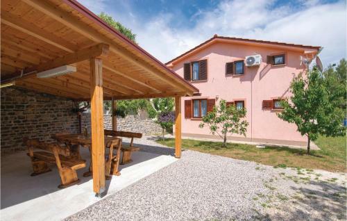 Two-bedroom Apartment In Pridraga