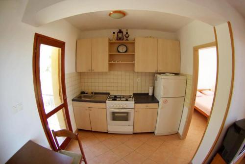 Apartments With A Parking Space Primosten - 15883