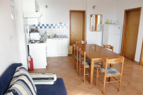 Apartments With A Parking Space Primosten - 4268