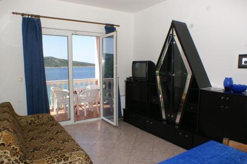 Apartments By The Sea Primosten - 4177