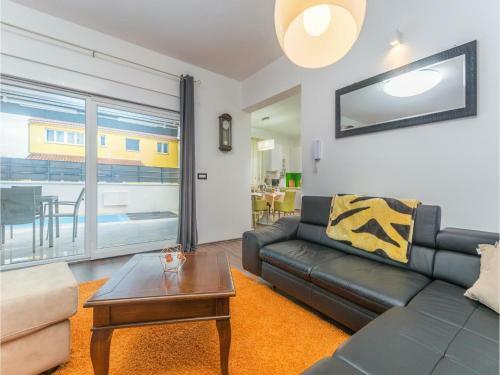 Three-bedroom Holiday Home In Pula