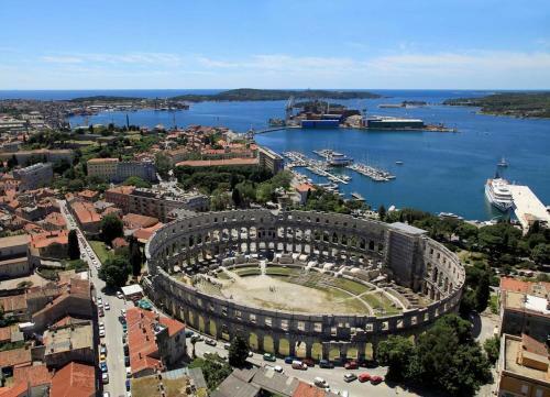 Apartments With A Parking Space Pula - 7178
