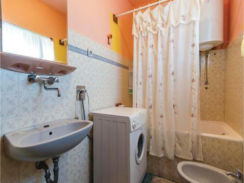 Two-bedroom Holiday Home In Rakalj