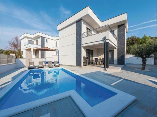 Three-bedroom Holiday Home In Razanj