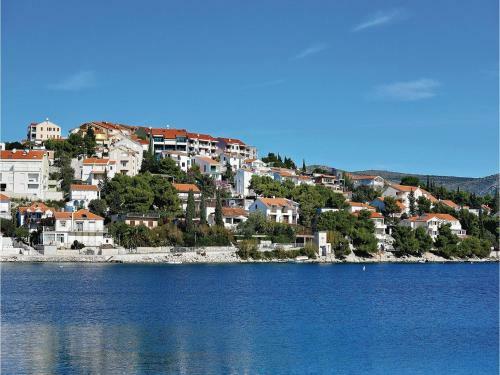 Three-bedroom Holiday Home In Razanj