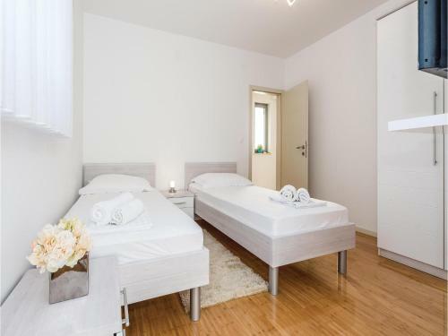 Three-bedroom Holiday Home In Razanj