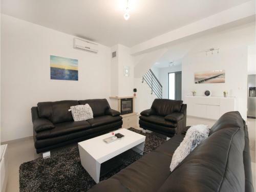 Three-bedroom Holiday Home In Razanj