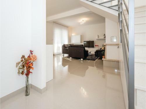 Three-bedroom Holiday Home In Razanj