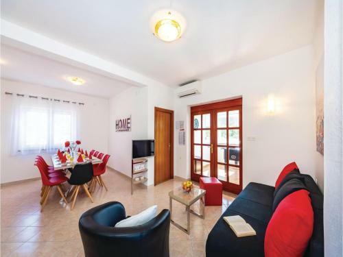 Five-bedroom Holiday Home In Rovanjska