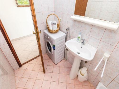 Three-bedroom Apartment In Senj
