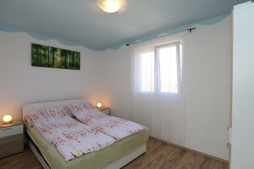 Apartment In Silo/insel Krk 13586
