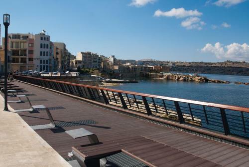 Getawaysmalta - Seashells Apartment 11 With Terrace And Sea Views In Bugibba