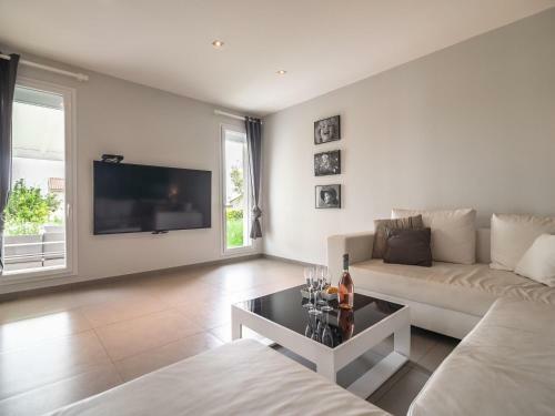 Lovely Villa In Saint-genies-de-fontedit With Pool