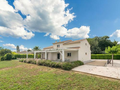 Lovely Villa In Saint-genies-de-fontedit With Pool