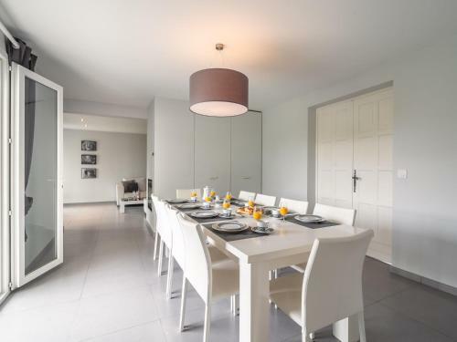 Lovely Villa In Saint-genies-de-fontedit With Pool