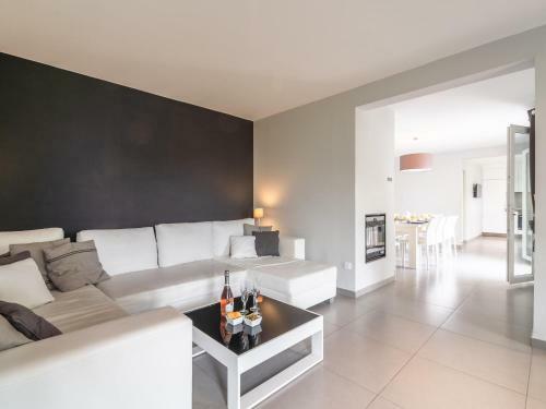 Lovely Villa In Saint-genies-de-fontedit With Pool