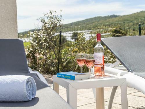 Alluring Villa In Pouzols-minervois With Jacuzzi