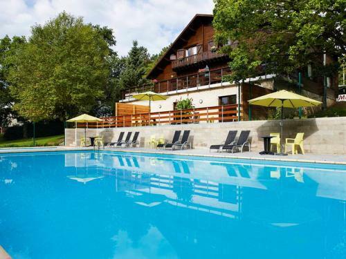 Lovely Bungalow In Waulsort With Swimming Pool