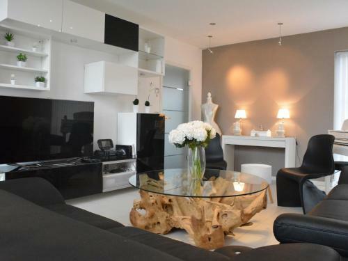 Luxurious Villa In Beauraing With Garden