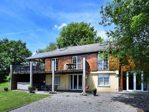 Luxurious Chalet In Septon With Jacuzzi