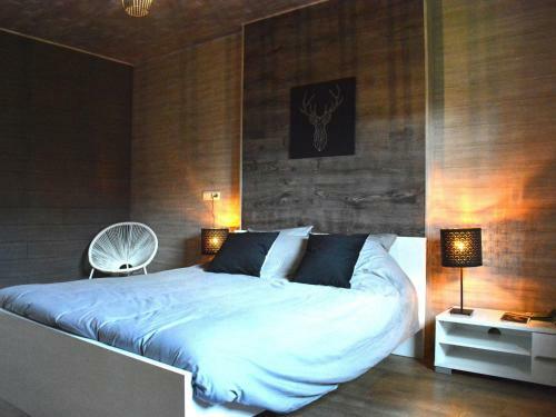Spacious Holiday Home In Vaux-sur-sure With Garden