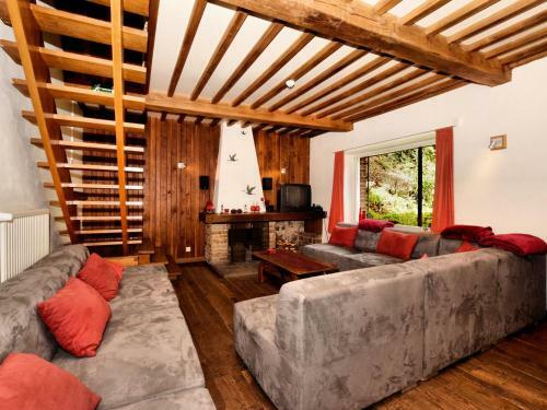 Vintage Holiday Home With Barbecue In Rendeux