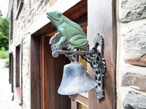 Vintage Holiday Home With Barbecue In Rendeux