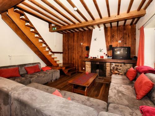 Vintage Holiday Home With Barbecue In Rendeux