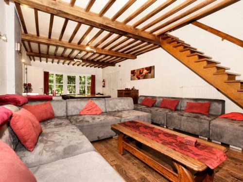 Vintage Holiday Home With Barbecue In Rendeux