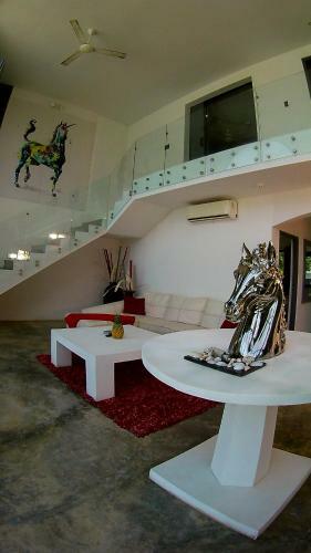 Hotel Show Pony Beach Resort And Suites