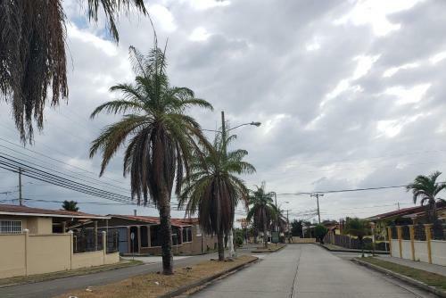 Hostal La Saloma Airport Lodge