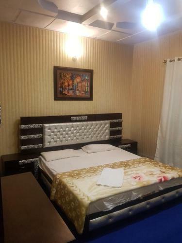Hostal Rashk E Qamar