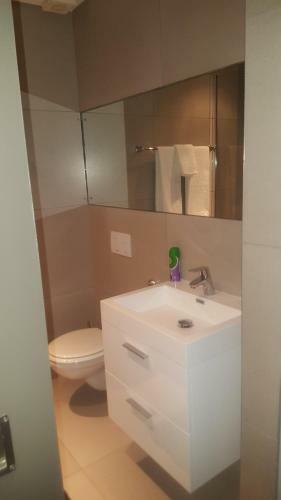 Elegant Apartment At Grove Mall