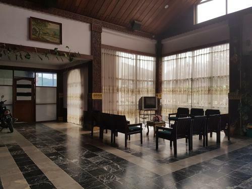 Mogok Motel - Burmese Only