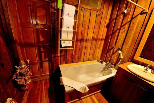 Hotel Shwe Inn Tha Floating Resort
