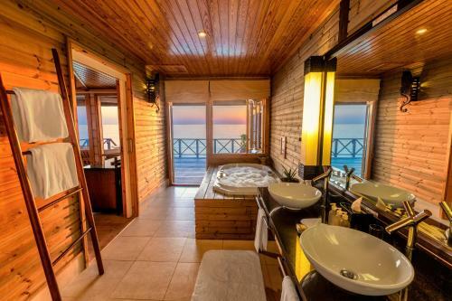 Hotel Komandoo Island Resort & Spa