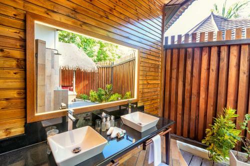 Hotel Komandoo Island Resort & Spa