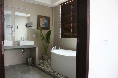 Hostal Beachwood Hotel And Spa At Maafushi