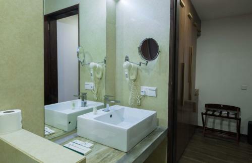 Hostal Beachwood Hotel And Spa At Maafushi