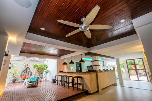 Hostal Beachwood Hotel And Spa At Maafushi