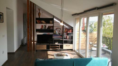 Rooftop Apartment Near Town Centre - Brand New